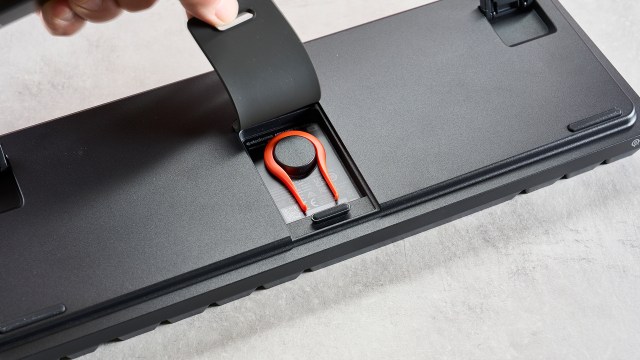 Keycap puller compartment underneath SteelSeries Apex Pro TKL Gen 3