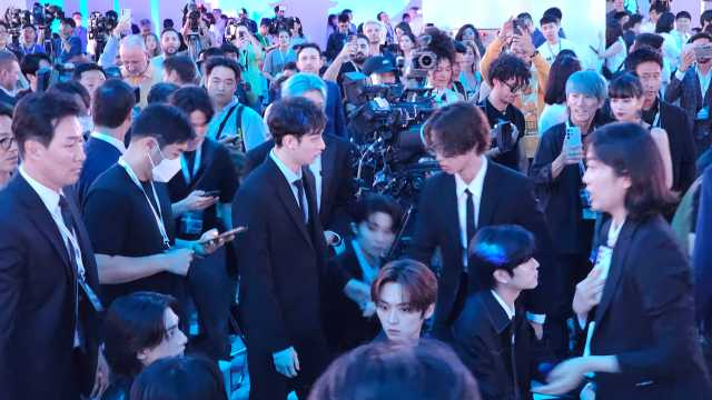 BTS in crowd at Samsung Unpacked