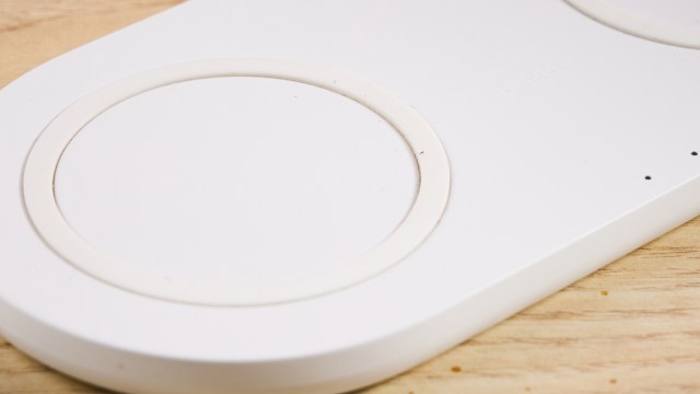 Dust and lint sticking to the silicone ring on the surface of this wireless charger.