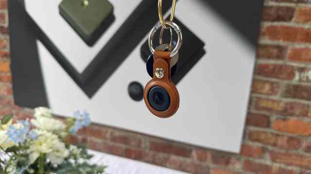Motorola Moto Tag on a set of keys.