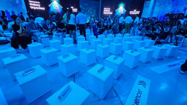 Crowd at Samsung Unpacked event