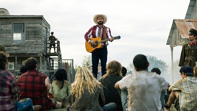 Tom Segura as a country musician, playing to a crowd