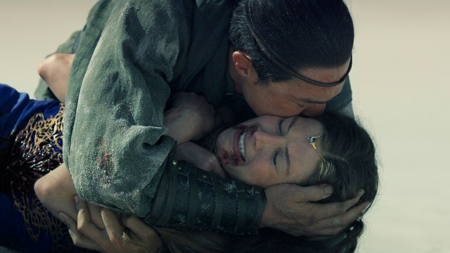 Lan consoling a crying Moiraine in The Wheel of Time season 3