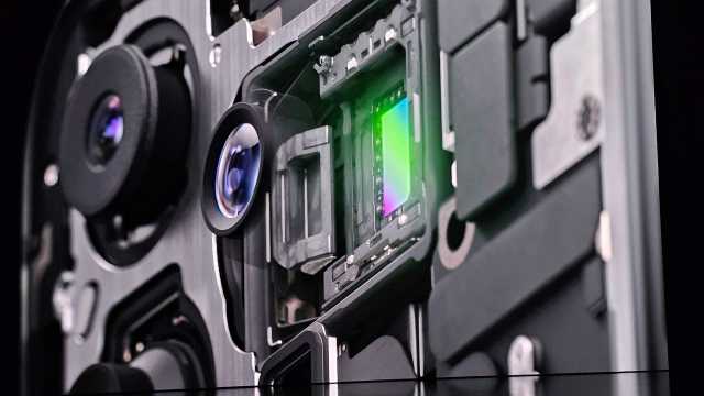 Apple iPhone 15 camera module internal look