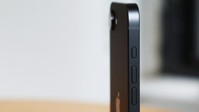 Apple iPhone 16e buttons