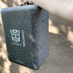 Here’s the included carrying case, with a pair of recessed side latches to keep it from popping open.