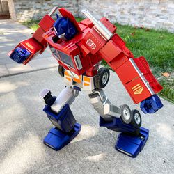 When idle, Optimus tends to dab. Seriously, this is one of his idle poses that he’ll do automatically.