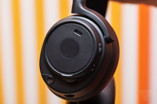 The USB-C charge port is hidden beneath the left earcup cover disc.