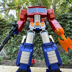 The figure’s 19 inches tall, and here are the optional weapons. The hands don’t open; they just slide right in.