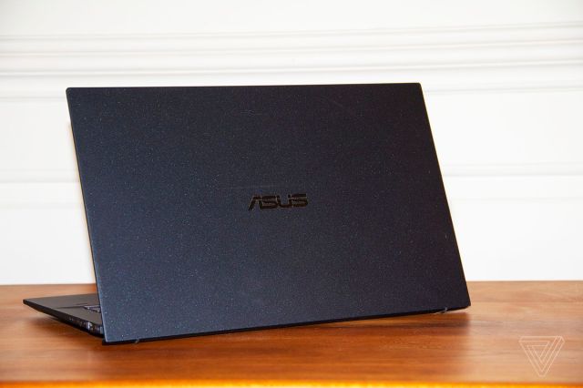 The Asus ExpertBook B9450 facing away from the canera, angled to the left.