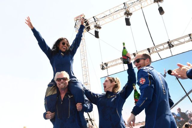 US-SPACE-TOURISM-BEZOS-BRANSON