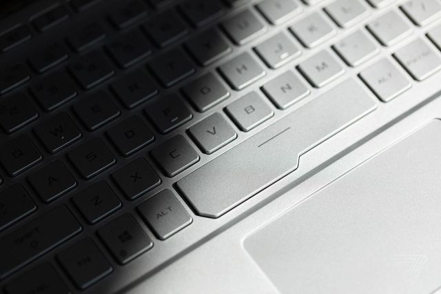 The keyboard of the ROG Zephyrus G14 seen from the side.