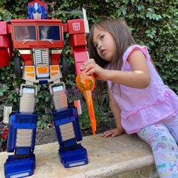 She also programmed Optimus to pose this way.
