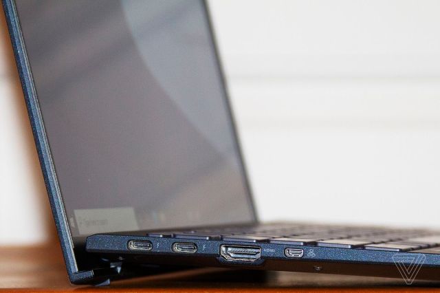 The left side of the Asus ExpertBook B9450.