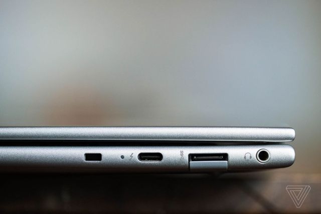 The ports on the right side of the HP Elite Dragonfly G3.