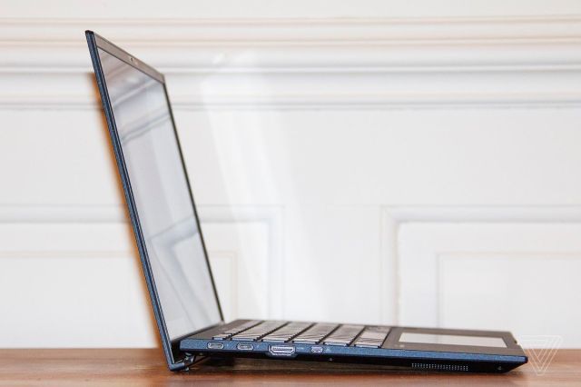 The left side of the Asus ExpertBook B9450.