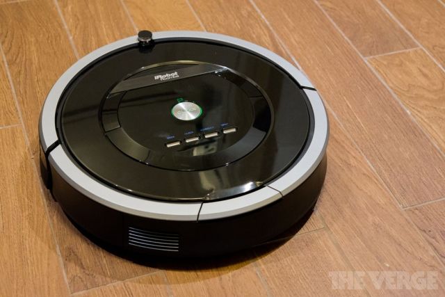 Roomba 880 vacuum cleaning robot hands-on pictures