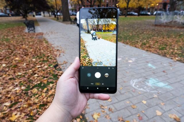Moto Edge 5G UW (2021)