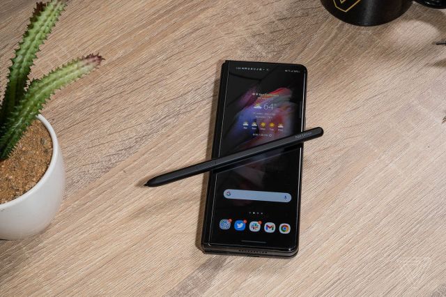 The S Pen won’t work on the outer screen, but works fine on the main interior screen.