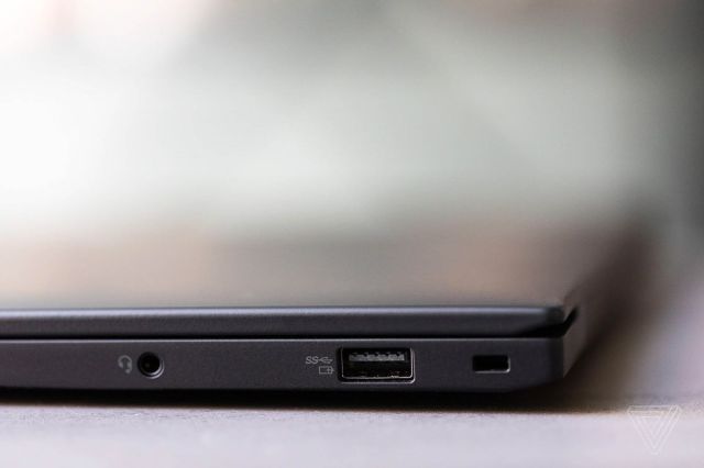 The ports on the right side of the Lenovo ThinkPad X1 Carbon Gen 9.