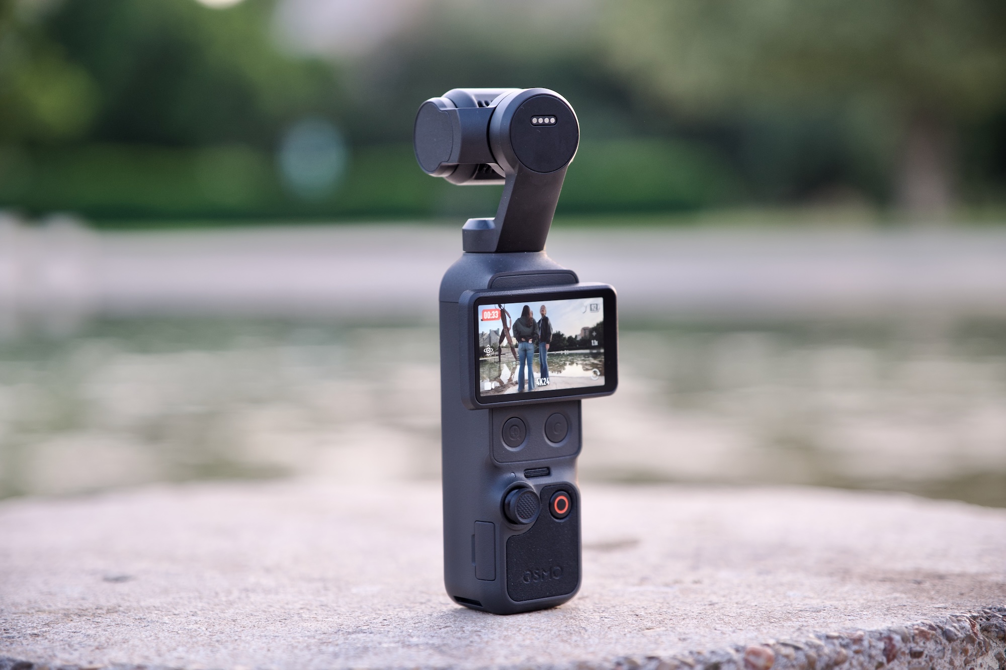 The display and controls on the Osmo Pocket 4