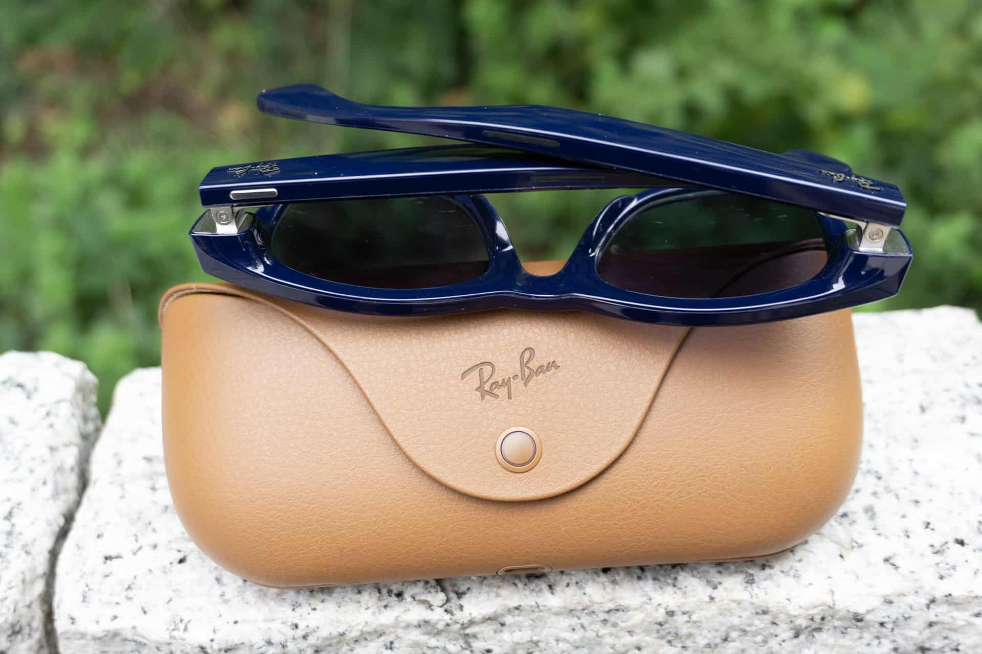 The second-gen glasses have the same design as the first-gen, with a capture button on the right side of the frames.