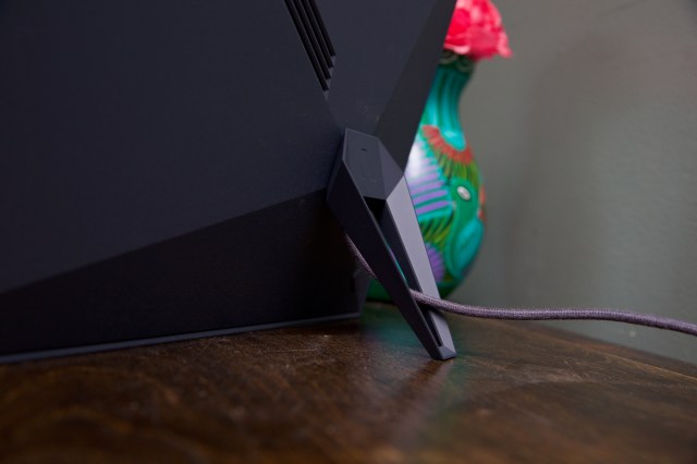 The metal mount is removable and adjustable to switch between horizontal and portrait.