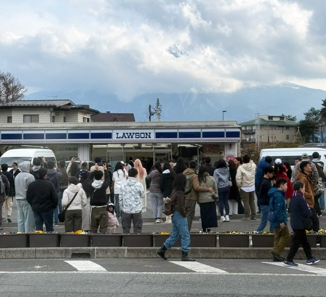 Mountain view or no, the Fujikawaguchiko Lawson still attracted crowds when we walked past two weeks ago.