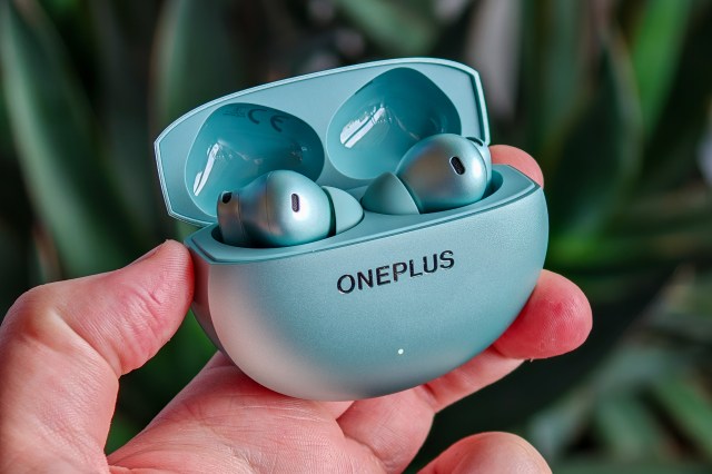 OnePlus Buds 4 in the case
