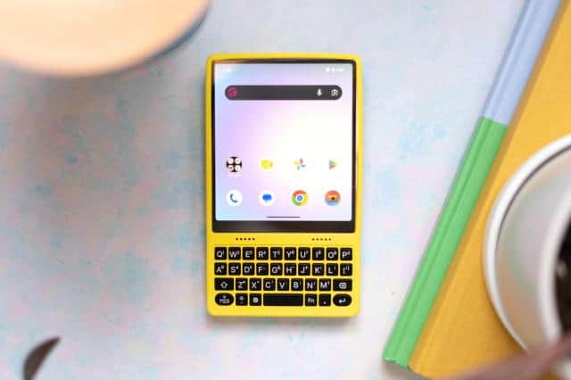 Ikko MindOne Pro phone in yellow keyboard case