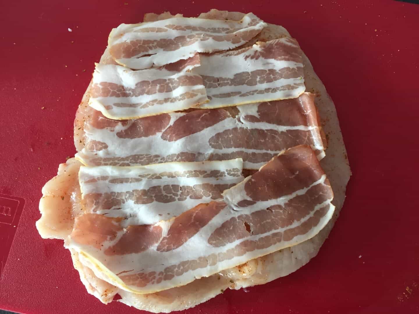 Kurczak obłożony plastrami boczku