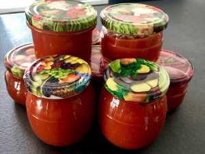 Pasteryzowane słoiki z ketchupek z cukinii