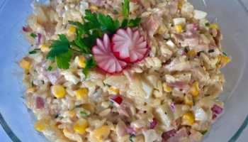 Sałatka z wędzonym kurczakiem i ananasem