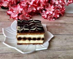 Sernik na zimno na jogurtach greckich z musem truskawkowym i chrupiącym czekoladowym spodem - IMG 5331