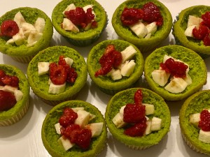 Kolorowe babeczki z kremem i owocami - BF480DB8 D327 4467 B003 3B7F15385C5C