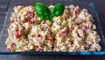 Sałatka z kurczakiem i makaronem ryżowym