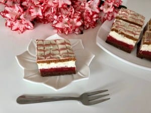 Sernik na zimno na jogurtach greckich z musem truskawkowym i chrupiącym czekoladowym spodem - IMG 5407