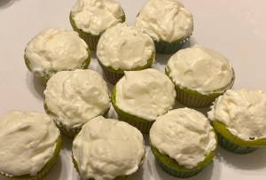 Kolorowe babeczki z kremem i owocami - 23D43666 20E9 4DA7 BAEF 56A62B9EC8FB