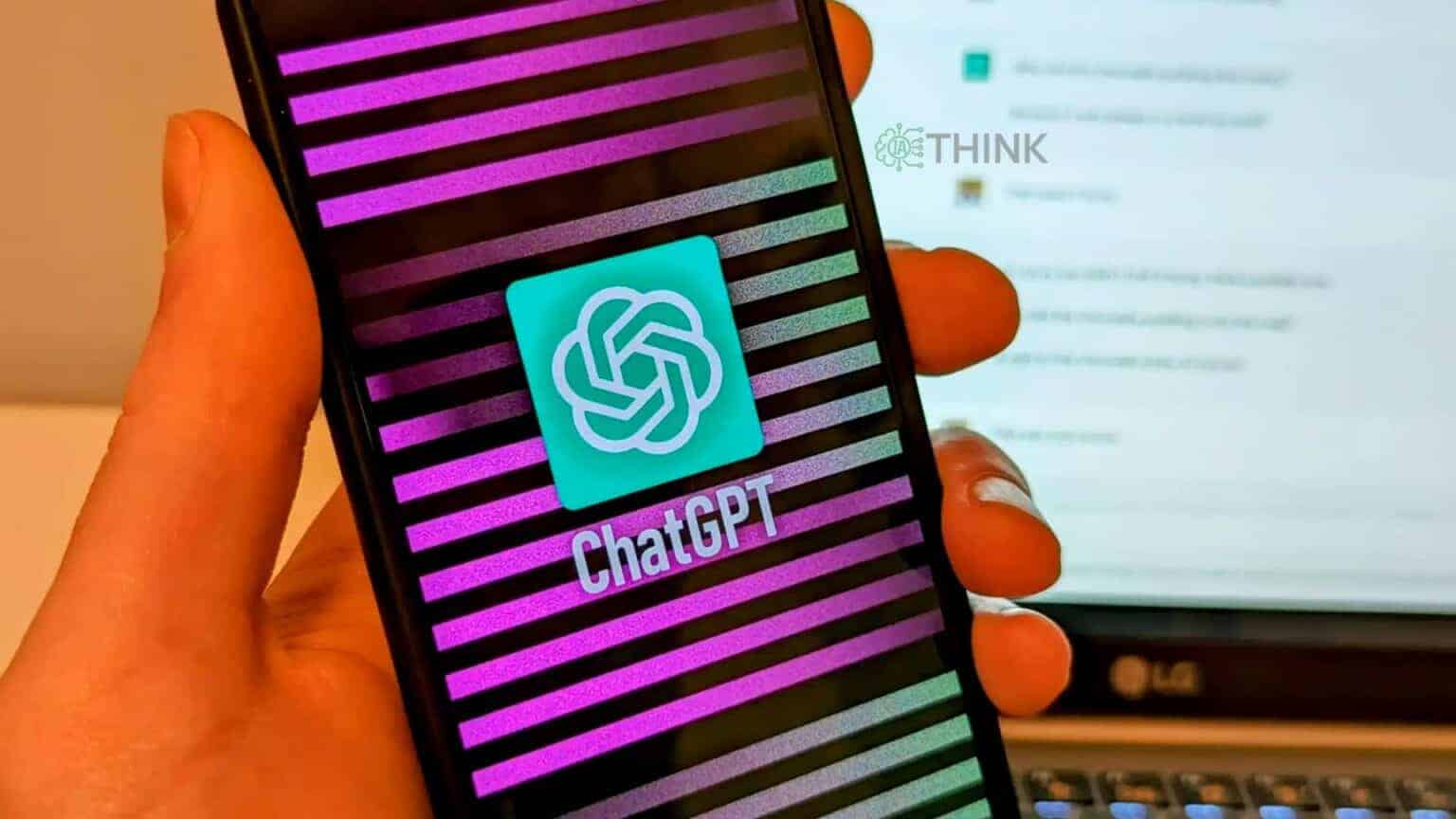 Mano sujetando un smartphone mostrando el logo de ChatGPT.