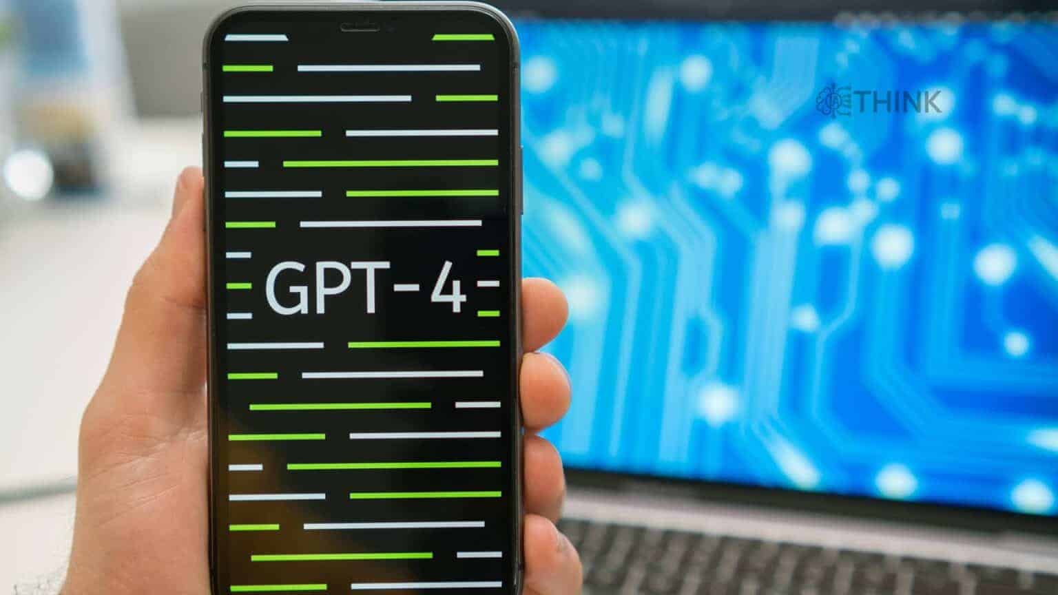 Mano sosteniendo teléfono con "GPT-4" en la pantalla, con un ordenador portátil desenfocado de fondo. Comparativa GPT-4 vs GPT-4o.