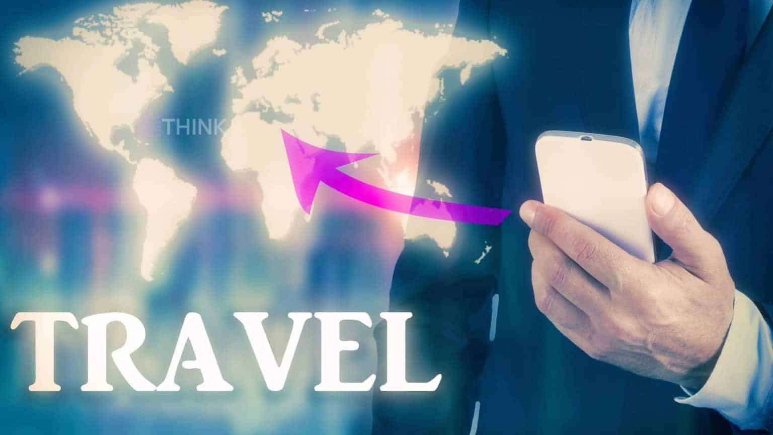 Concepto de planificación de viajes con IA, mostrando una mano con un smartphone frente a un mapa del mundo iluminado.