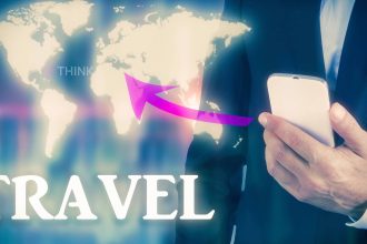 Concepto de planificación de viajes con IA, mostrando una mano con un smartphone frente a un mapa del mundo iluminado.