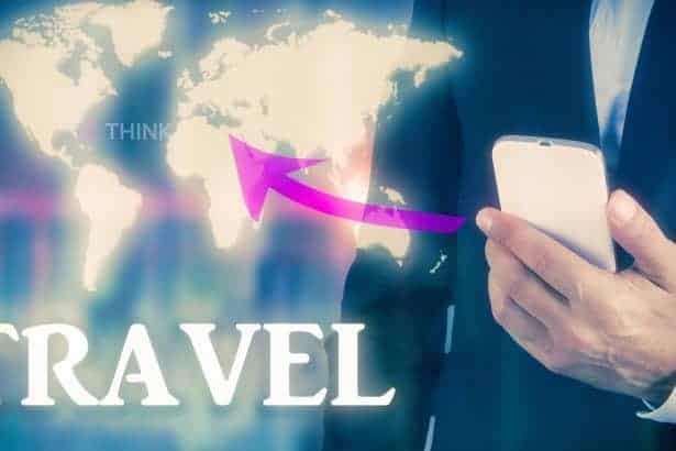 Concepto de planificación de viajes con IA, mostrando una mano con un smartphone frente a un mapa del mundo iluminado.