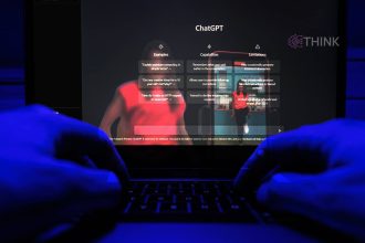 Usuario usando ChatGPT en un portátil para crear prompts para guiones de Reels y generar ideas con inteligencia artificial.