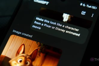 Usando prompts para ChatGPT para imágenes para crear un personaje animado en un smartphone.