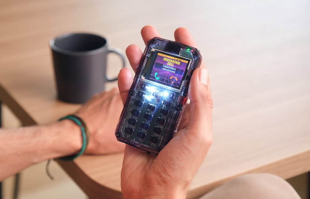 MAKERphone 2.0 ставить відкрите апаратне забезпечення всередину програмованого 4G телефону.