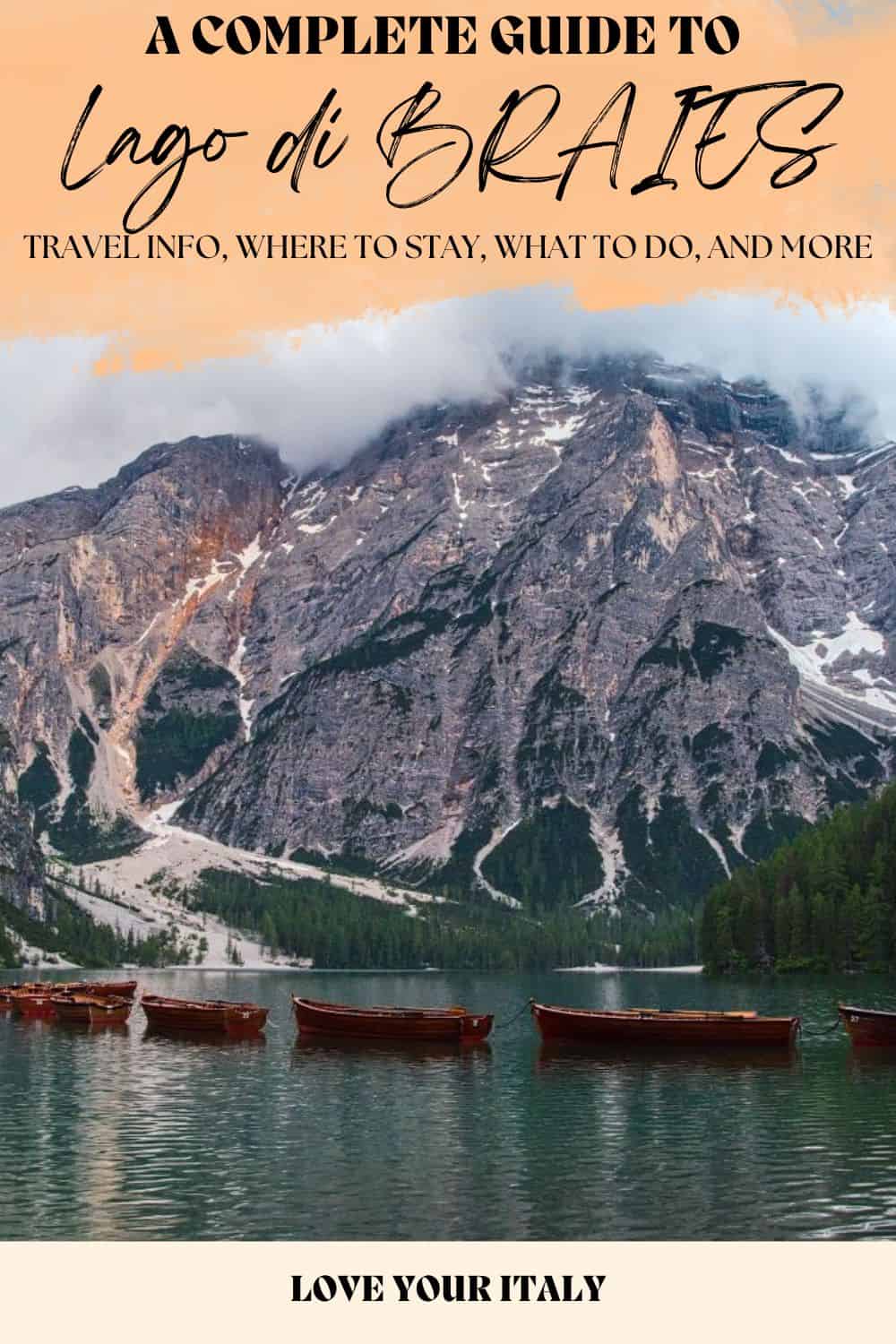 Lake Braies: The Jewell Of The Dolomites | Whether going to Lago di Braies in the winter or in the summer, for hiking or for photography, it just MUST be on your Dolomites itinerary! Discover what you need to know about visiting the Pragser Wildsee right here in our article.