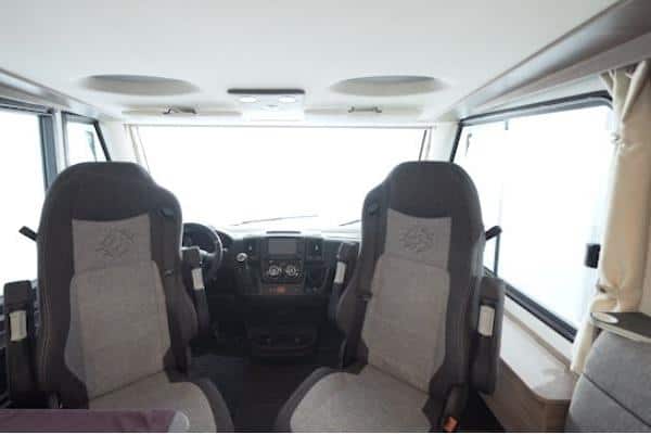 Knaus Live I 650 MEG — drehbare Captain-Chairs Grammer Luxury