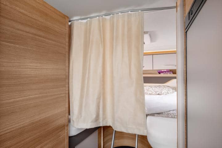 Knaus Live I 700 MEG — Schlafbereich mit Vorhang