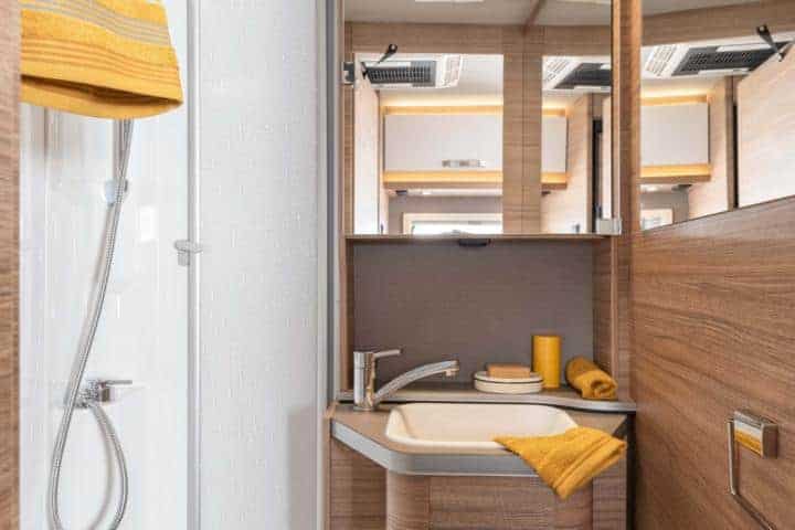 Weinsberg CaraCompact Pepper — Raumbad mit verschiebbarem Waschbecken und Spiegel